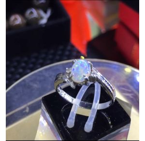 Nhẫn platium-hột chủ đá opal-phối xoàn
