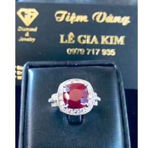 Nhẫn xoàn-hột chủ ruby.