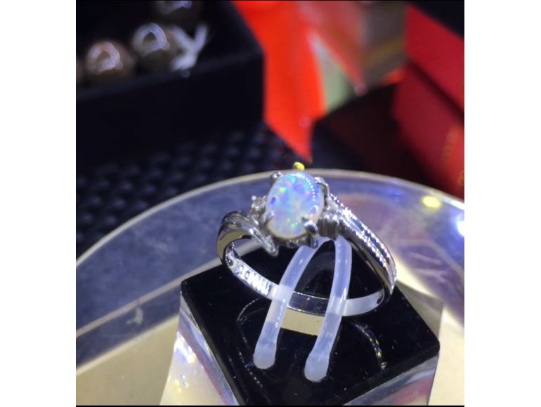 Nhẫn platium-hột chủ đá opal-phối xoàn