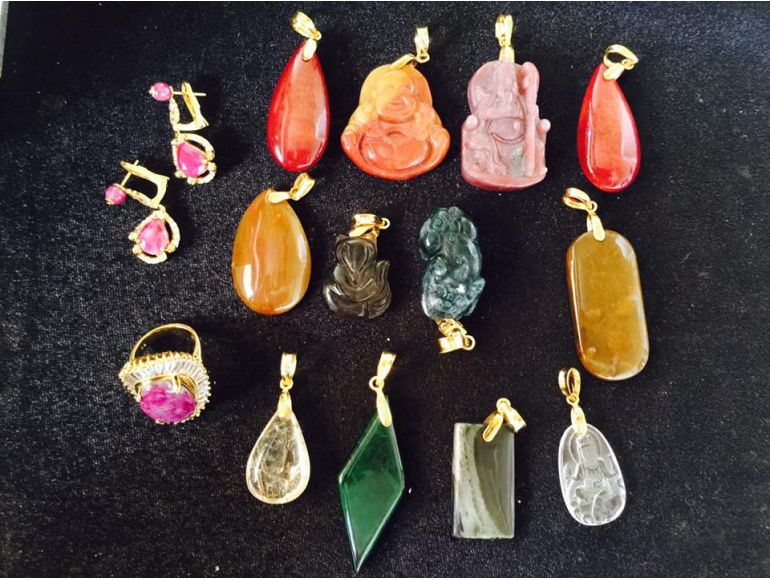 Mặt dây chuyền đá 1