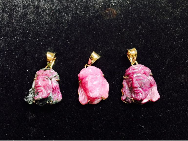 Mặt dây chuyền màu ruby