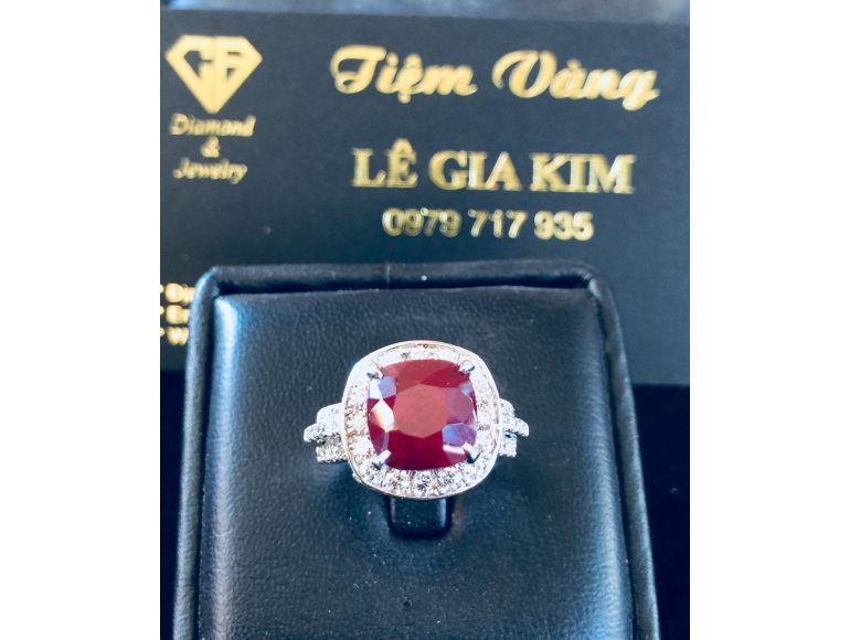 Nhẫn xoàn-hột chủ ruby.
