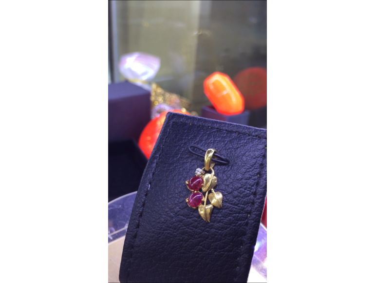 Mặt dây 3 chiếc lá-Hột ruby